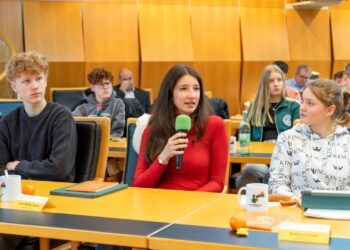 Jugendkreisrätin Luise Müller-Kuller argumentiert für kostenfreie Menstruationsartikel an Schulen. Quelle: Landratsamt Bamberg / Lorenz