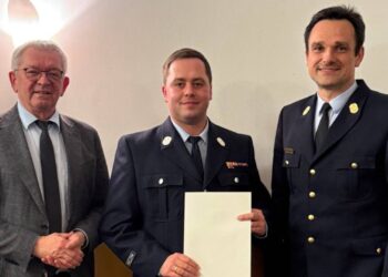 Ernennung von Nachfolger Tobias Stadter durch Kreisbrandrat Thomas Renner und Landrat Johann Kalb. Quelle: Kreisbrandinspektion Bamberg