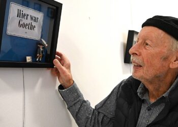 Peter W. Gruber macht mit seinen Objekt-Kästen aus
Alltagsfunden Kunst. Seine dreidimensionalen Collagen sind bis 20. Dezember
2024 im Rathaus am Maxplatz zu sehen. Quelle: Stadt Bamberg, Sebastian Martin