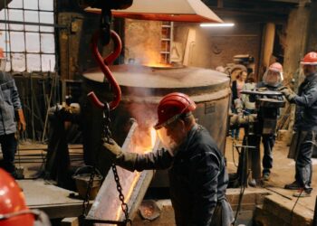 Bis zu 1200 Grad Celsius ist die glühende Bronze beim Guss-Vorgang heiß. Quelle: Bürgerspitalstiftung, Lara Müller