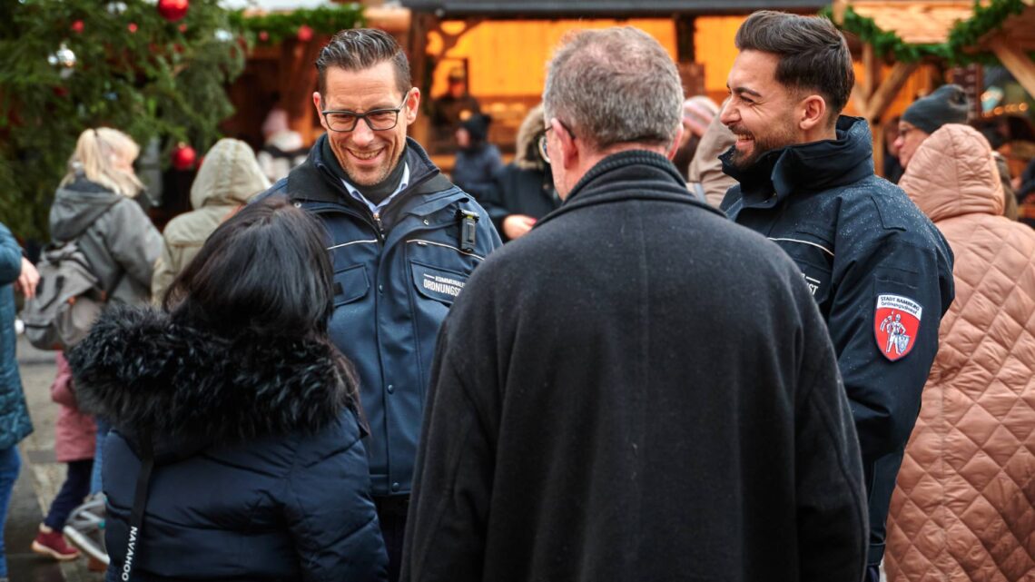 Auf dem Weihnachtsmarkt zeigen die Mitarbeiter des
Kommunalen Ordnungsdienstes Präsenz und helfen gerne bei Fragen weiter. Quelle: Stadt Bamberg, Sonja Seufferth