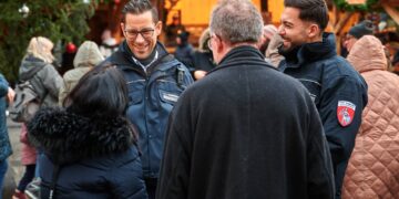 Auf dem Weihnachtsmarkt zeigen die Mitarbeiter des
Kommunalen Ordnungsdienstes Präsenz und helfen gerne bei Fragen weiter. Quelle: Stadt Bamberg, Sonja Seufferth