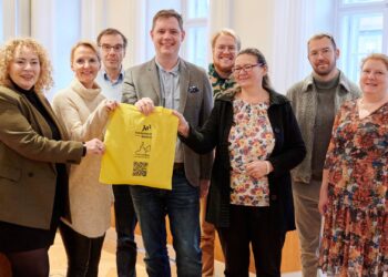 Übergabe-Spendensumme: Die Arbeitsgruppe des Familienbeirats um
Nuray Fidangül-Bünül (l.), stellv. Vorsitzende des Familienbeirats, und
Bürgermeister Jonas Glüsenkamp (Mitte) übergaben die beim Familienfest
erlösten Spenden für neue Spielehütten an die Vorsitzende des
Stadtjugendrings, Michaela Rügheimer (3.v.r.). Quelle: Stadt Bamberg, Sonja Seufferth