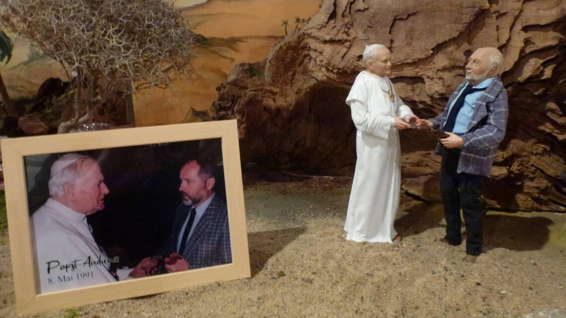 Außergewöhnliche 'Papst-Krippe' in der Bamberger Tourist-Info 10 Karl-Heinz Exner erinnert mit der diesjährigen Krippe in der
Tourist Info an eine für ihn unvergessliche Begegnung: eine Privataudienz bei
Papst Johannes Paul II. in Rom im Mai 1991. Quelle: Karl-Heinz Exner