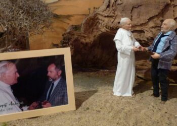 Karl-Heinz Exner erinnert mit der diesjährigen Krippe in der
Tourist Info an eine für ihn unvergessliche Begegnung: eine Privataudienz bei
Papst Johannes Paul II. in Rom im Mai 1991. Quelle: Karl-Heinz Exner