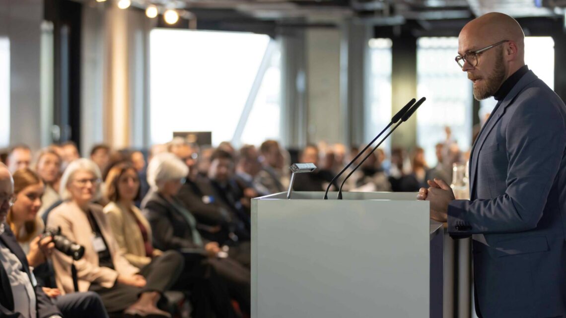 Digitalminister Fabian Mehring
lobt das große Engagement der Kommunen. Quelle: StMD/Bayern Innovativ GmbH
