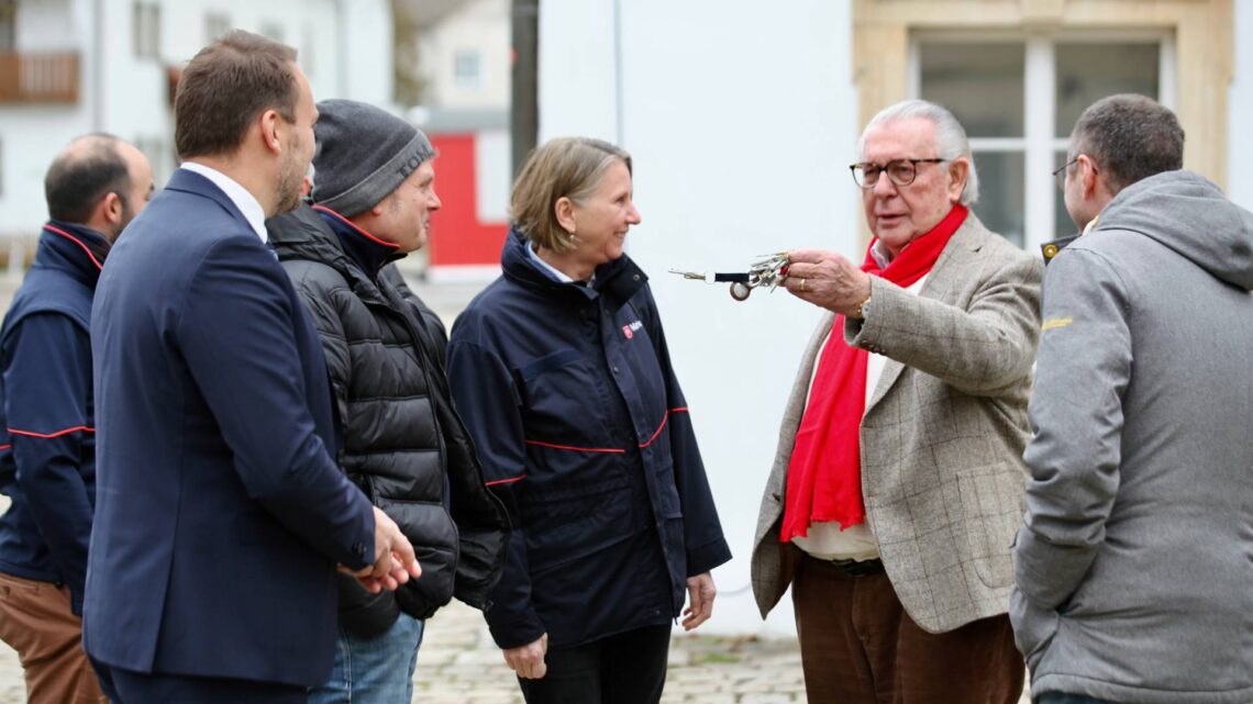 Dr. Peter Landendörfer im Gespräch mit anderen Verantwortlichen des zukünftigen MGZ. Quelle: Claus Maison / Malteser