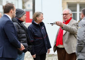 Dr. Peter Landendörfer im Gespräch mit anderen Verantwortlichen des zukünftigen MGZ. Quelle: Claus Maison / Malteser