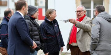 Dr. Peter Landendörfer im Gespräch mit anderen Verantwortlichen des zukünftigen MGZ. Quelle: Claus Maison / Malteser