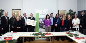 Am 17.12.2024 wurden bei der Caritas in Nürnberg die Spenden für die Familienstiftung Kinderreich an Erzbischof emeritus Ludwig Schick übergeben. Quelle: Caritasverband Nürnberg/Stefan Unterburger