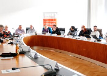 Für 20-jähriges engagiertes Mitwirken im Beirat für
Menschen mit Behinderung überreichte der Vorsitzende Volker
Hoffmann Gutschein und Blume an Gerhard Weibbrecht (Gehörlosen-
OV) und die Behindertenbeauftragte Nicole Orf. Quelle: Stadt Bamberg / Sonja Seufferth