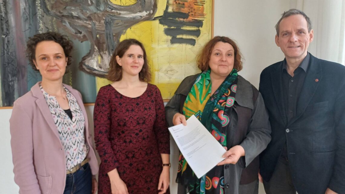 Übergabe des neuen Schutzkonzepts der Städtischen
Musikschule Bamberg (v.l.): Dr. Susanne Elsas, Meike Beyer, Ulrike
Siebenhaar und Martin Erzfeld. Quelle: Heidi Schaller