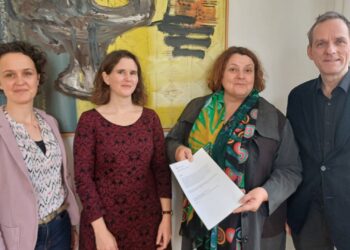 Städtische Musikschule Bamberg stellt neues Schutzkonzept vor 16 Übergabe des neuen Schutzkonzepts der Städtischen
Musikschule Bamberg (v.l.): Dr. Susanne Elsas, Meike Beyer, Ulrike
Siebenhaar und Martin Erzfeld. Quelle: Heidi Schaller