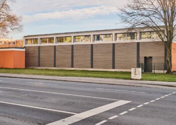Sanierung am Bamberger Eichendorff-Gymnasium schreitet voran 15 Die Außenfassade der Turnhalle wurde neu gestaltet und hat
neue Glasfenster bekommen. Quelle: Stadtarchiv Bamberg/Jürgen Schraudner