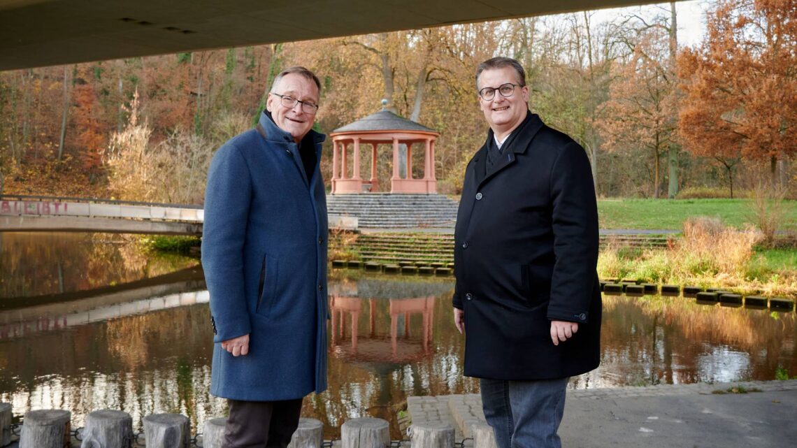 Oberbürgermeister Andreas Starke (l.) und
Finanzreferent Bertram Felix freuen sich über den Abschluss der
Tempelsanierungen im Hain. Quelle: Stadt Bamberg, Sonja Seufferth