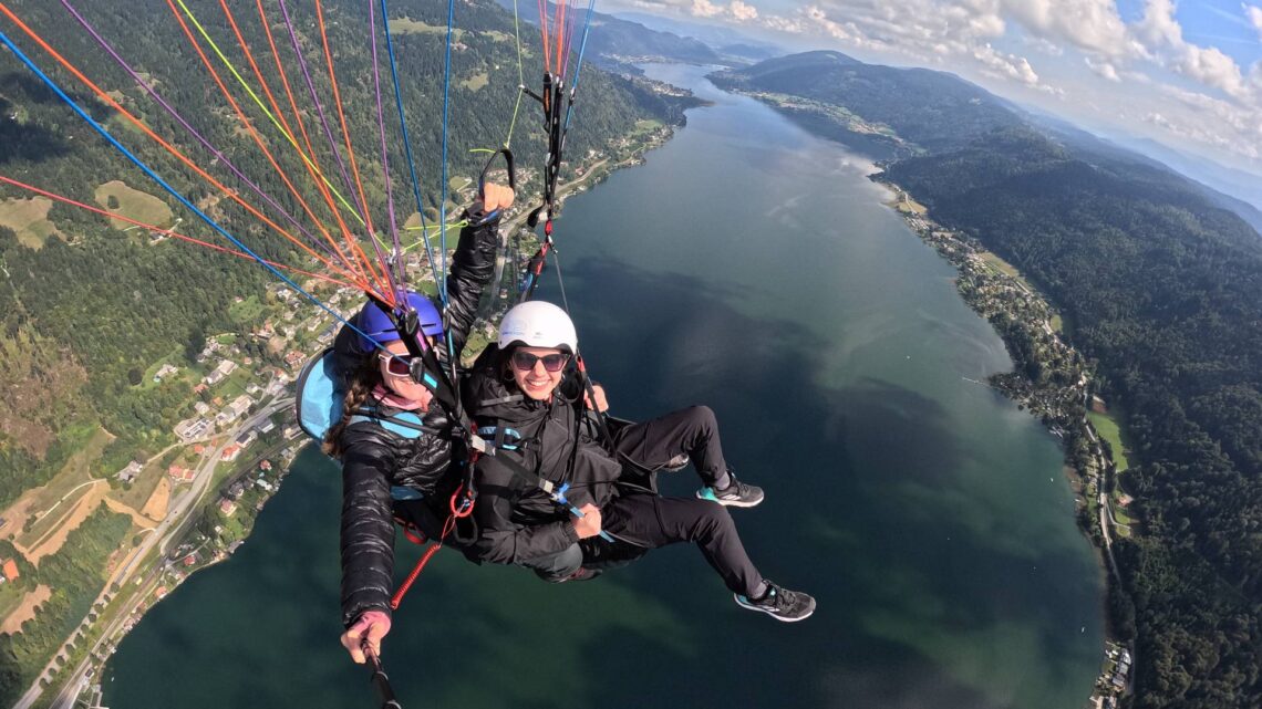 Die Auslandspraktikantin Anna Adam beim Paragliden bei
Villach. Quelle: Anna Adam, Stadt Bamberg