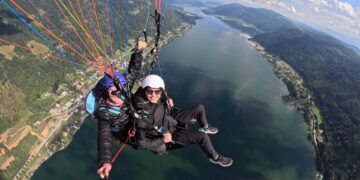 Die Auslandspraktikantin Anna Adam beim Paragliden bei
Villach. Quelle: Anna Adam, Stadt Bamberg