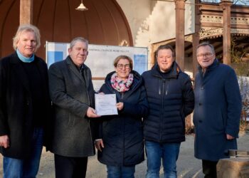 Einen Förderbescheid über 250.000 Euro hat MdB Andreas Schwarz
(Zweiter v.l.) zum Besuch auf den 'Wilde Rose'-Keller mitgebracht. Die
Besitzer Andrea und Tobias Konrad (Mitte) nehmen den Bescheid in
Anwesenheit von Oberbürgermeister Andras Starke (r.) und Architekt
Markus Hirt (l.) entgegen. Quelle: Stadt Bamberg, Sonja Seufferth