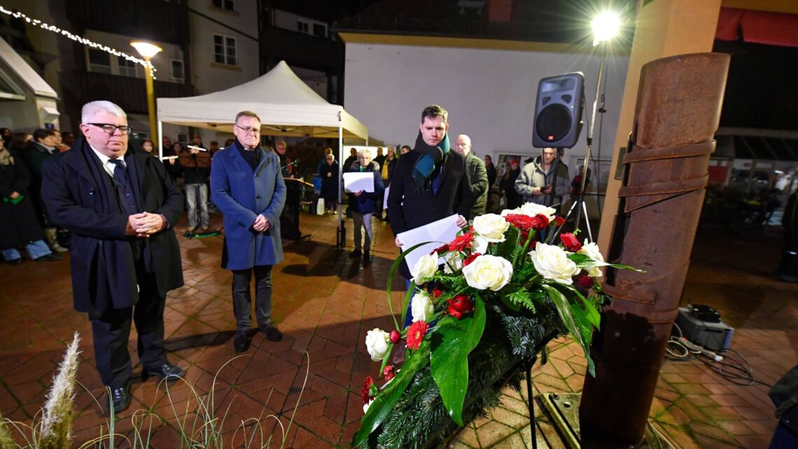 Dritter Bürgermeister Wolfgang Metzner,
Oberbürgermeister Andreas Starke und Zweiter Bürgermeister Jonas
Glüsenkamp vor dem Kranz der Stadt Bamberg. Quelle: Ronald Rinklef