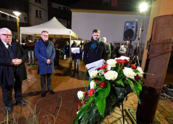 Dritter Bürgermeister Wolfgang Metzner,
Oberbürgermeister Andreas Starke und Zweiter Bürgermeister Jonas
Glüsenkamp vor dem Kranz der Stadt Bamberg. Quelle: Ronald Rinklef
