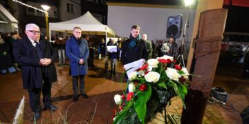 Dritter Bürgermeister Wolfgang Metzner,
Oberbürgermeister Andreas Starke und Zweiter Bürgermeister Jonas
Glüsenkamp vor dem Kranz der Stadt Bamberg. Quelle: Ronald Rinklef