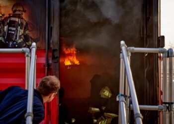 Heiße Ausbildung in Bamberg: Feuerwehr trainiert im Brandcontainer 14 Brandübungscontainer bei der Feuerwehr Bamberg. Quelle: Sonja Seufferth (Stadt Bamberg), Alexander Ohm (Feuerwehr Bamberg - Fachbereich 6: Einsatzdokumentation, Presse- & Öffentlichkeitsarbeit)