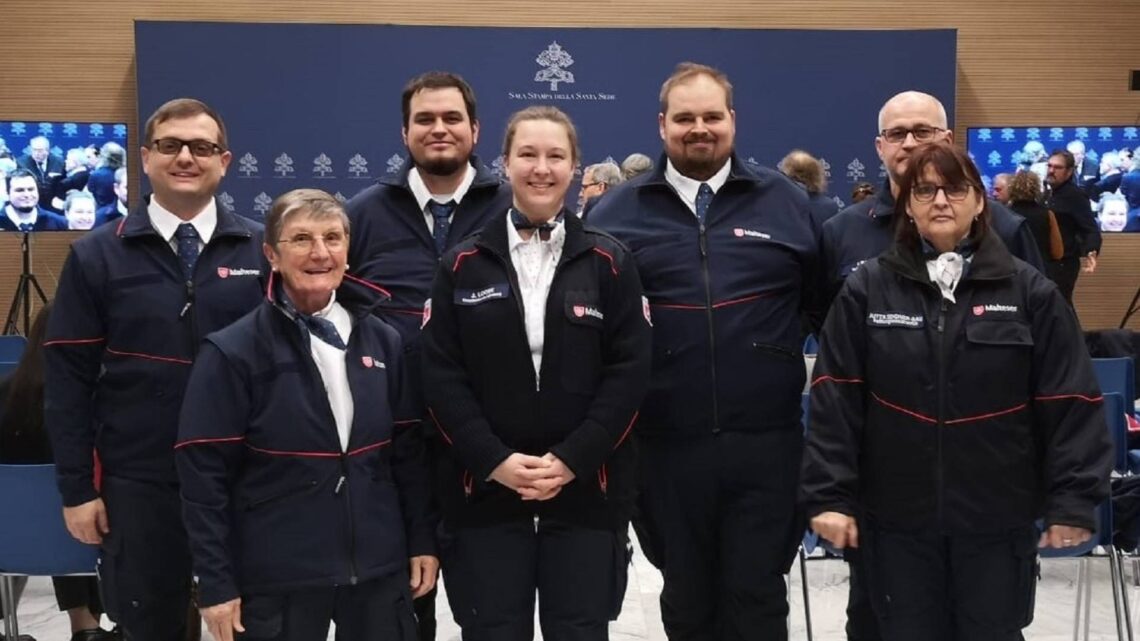 Die ersten Malteser in Rom: Florian Riedl, Johanna Nebken, Tim Loose, Jasmin Loose, Christian Birkmann, Volker Rau, Jutta Sendner-Rau (v.l.) Quelle: Pressestelle Vatikan