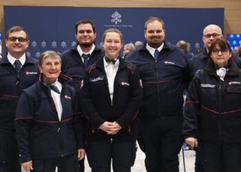 Die ersten Malteser in Rom: Florian Riedl, Johanna Nebken, Tim Loose, Jasmin Loose, Christian Birkmann, Volker Rau, Jutta Sendner-Rau (v.l.) Quelle: Pressestelle Vatikan