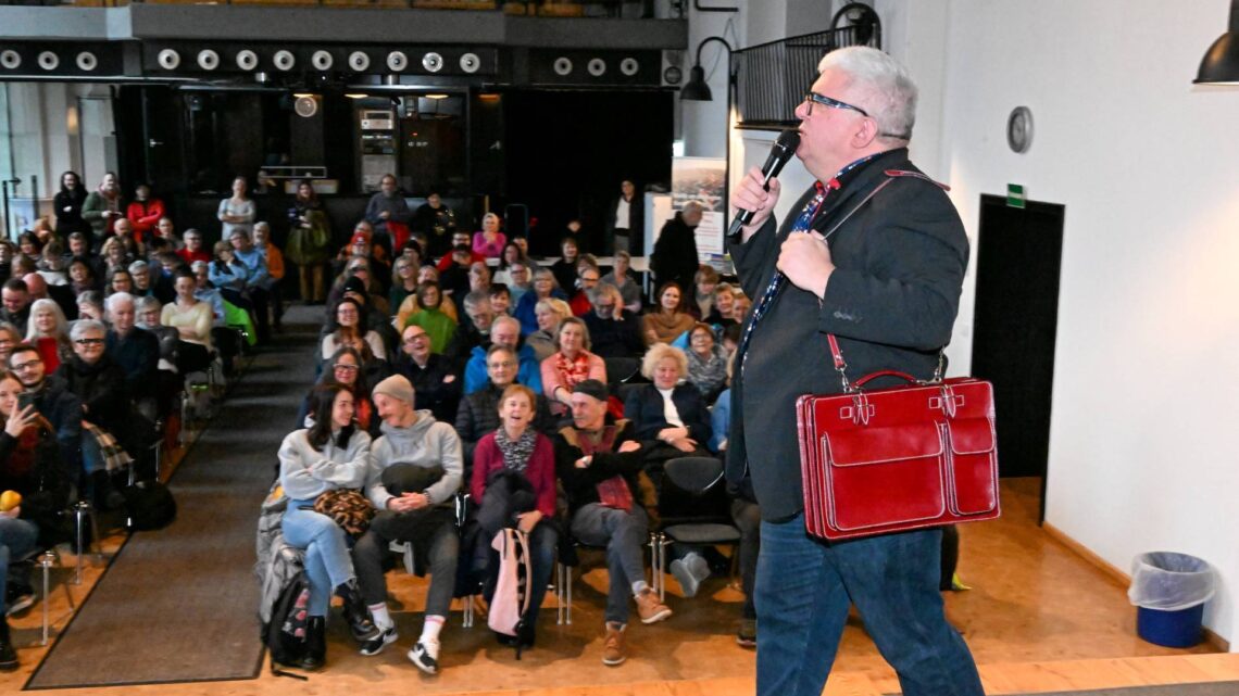 Dritter Bürgermeister Wolfgang Metzner
versteigerte unliebsame Weihnachtsgeschenke für den guten Zweck. Quelle: Ronald Rinklef