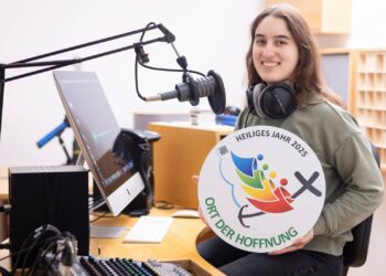 Im Januar 2025 startete 'Hope - Der Podcast aus dem Erzbistum Bamberg' mit Volontärin Lara-Marie Deeg. Quelle: Pressestelle Erzbistum Bamberg/Dominik Schreiner
