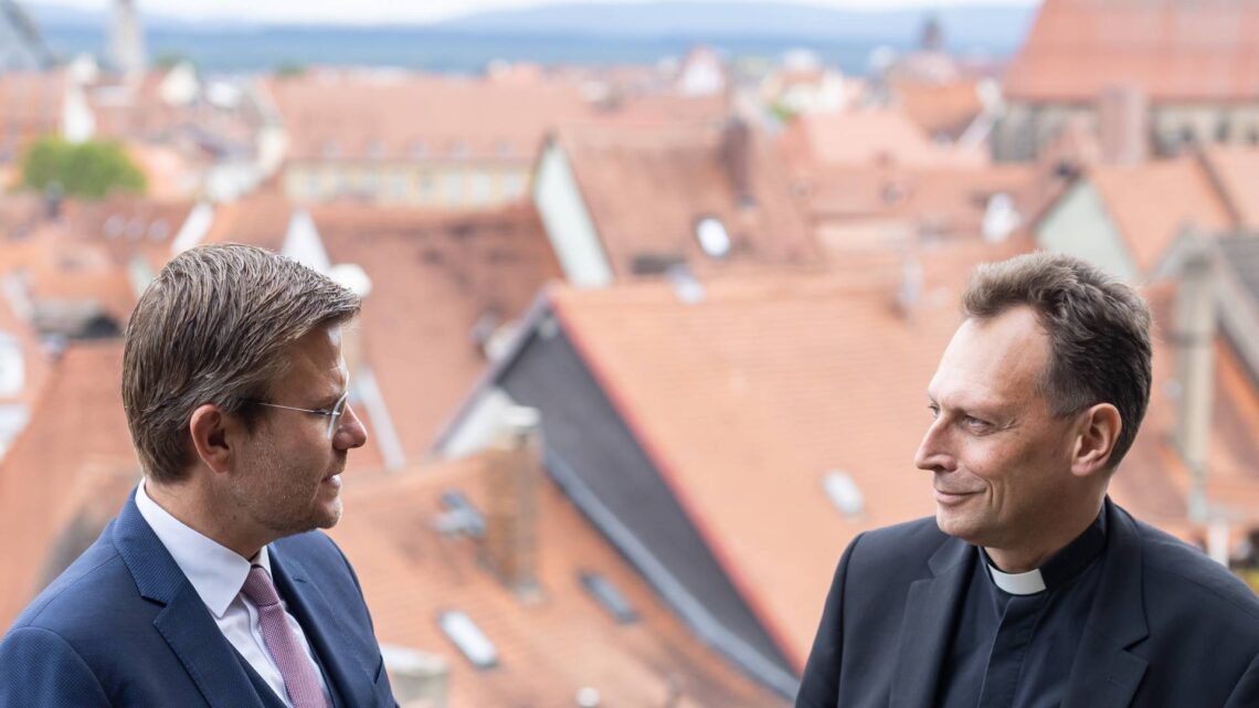 Erzbischof Herwig Gössl und der Nürnberger Oberbürgermeister Marcus König im Gespräch, September 2024. Quelle: Pressestelle Erzbistum Bamberg / Dominik Schreiner