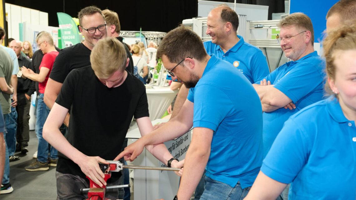 Auf der Ausbildungmesse:BA können sich die Interessierten an
verschiedenen Ständen informieren und auch ganz praktisch etwas ausprobieren.
Quelle: Stadtarchiv Bamberg/Jürgen Schraudner