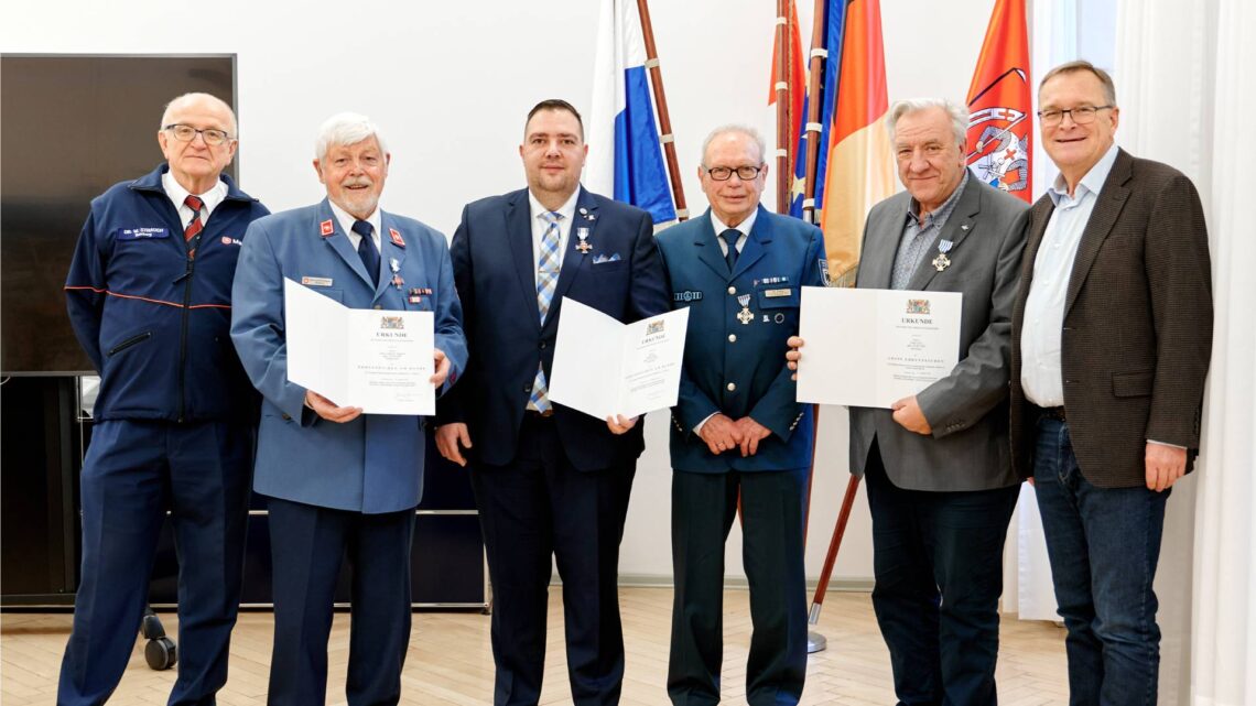 Oberbürgermeister Andreas Starke (r.) zeichnete Peter Süß für
50 Jahre beim Technischen Hilfswerk (2.v.r), Fabian Reh (4.v.r.) und
Hans-Joachim Wagner (2.v.l.) für jeweils 25 Jahre Engagement beim
Malteser Hilfsdienst aus. Mit auf dem Foto: Dr. Winfried Strauch als
Vertreter des Malteser Hilfsdienstes (l.) und Wolfgang Pohle als
Vertreter des THW Bamberg (3.v.r.). Quelle: Stadt Bamberg, Sonja Seufferth