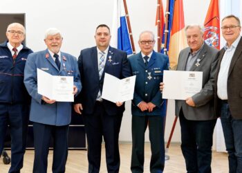 Oberbürgermeister Andreas Starke (r.) zeichnete Peter Süß für
50 Jahre beim Technischen Hilfswerk (2.v.r), Fabian Reh (4.v.r.) und
Hans-Joachim Wagner (2.v.l.) für jeweils 25 Jahre Engagement beim
Malteser Hilfsdienst aus. Mit auf dem Foto: Dr. Winfried Strauch als
Vertreter des Malteser Hilfsdienstes (l.) und Wolfgang Pohle als
Vertreter des THW Bamberg (3.v.r.). Quelle: Stadt Bamberg, Sonja Seufferth