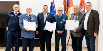 Oberbürgermeister Andreas Starke (r.) zeichnete Peter Süß für
50 Jahre beim Technischen Hilfswerk (2.v.r), Fabian Reh (4.v.r.) und
Hans-Joachim Wagner (2.v.l.) für jeweils 25 Jahre Engagement beim
Malteser Hilfsdienst aus. Mit auf dem Foto: Dr. Winfried Strauch als
Vertreter des Malteser Hilfsdienstes (l.) und Wolfgang Pohle als
Vertreter des THW Bamberg (3.v.r.). Quelle: Stadt Bamberg, Sonja Seufferth