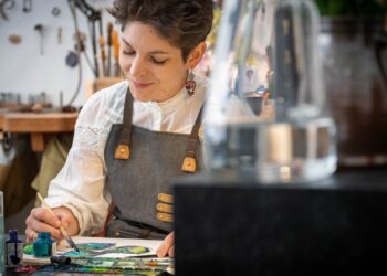 Nora Kovats erhält das von Stadt und Landkreis ausgelobte
Kunststipendium. In ihrem Atelier widmet sie sich der Wiederbelebung und
Neuinterpretation der traditionellen Emaillierkunst. Quelle: Chris Czuma