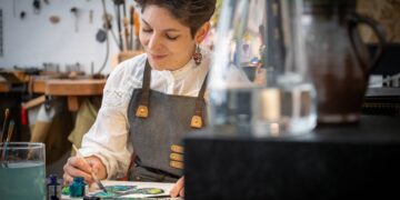 Nora Kovats erhält das von Stadt und Landkreis ausgelobte
Kunststipendium. In ihrem Atelier widmet sie sich der Wiederbelebung und
Neuinterpretation der traditionellen Emaillierkunst. Quelle: Chris Czuma