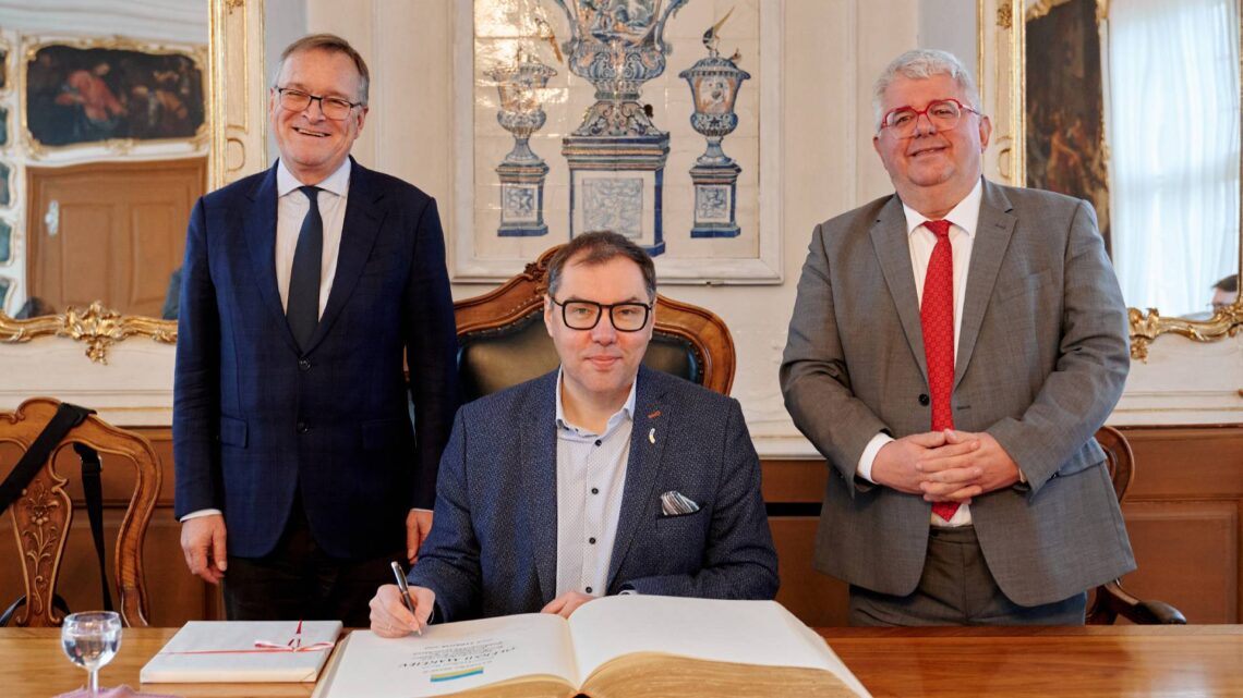Der ukrainische Botschafter Oleksii Makajew beim
Eintrag ins Goldene Buch der Stadt Bamberg. Begleitet wird er dabei
von Oberbürgermeister Andreas Starke (links) und Drittem
Bürgermeister Wolfgang Metzner. Quelle: Stadt Bamberg, Sonja Seufferth