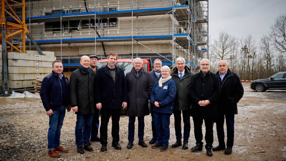 Vertreter des Zweckverbands Rettungsdienst und Feuerwehralarmierung (ZRF)
Bamberg-Forchheim freuen sich mit den Vertretern der Marktgemeinde über die
Fortschritte beim Neubau der neuen Integrierten Leitstelle in Buttenheim (v.l.):
Buttenheims 2. Bürgermeister Hans Schuberth, Buttenheims 1. Bürgermeister Michael
Karmann, Buttenheims 3. Bürgermeister Thomas Hirsch, Forchheims Landrat Dr.
Hermann Ulm, Bambergs Landrat Johann Kalb, Bambergs Oberbürgermeister Andreas
Starke, ZRF-Geschäftsführerin Christine Feldbauer, Kemmerns 1. Bürgermeister Rüdiger
Gerst, Verbandsrat Wolfgang Grader sowie Verbandsrat Dr. Hans-Jürgen Dittmann.
Quelle: Stadt Bamberg, Sonja Seufferth