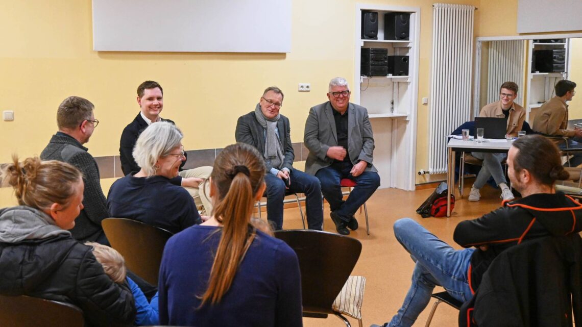 Oberbürgermeister Andreas Starke (Mitte), Zweiter
Bürgermeister Jonas Glüsenkamp (l.) und Dritter Bürgermeister
Wolfgang Metzner tauschten sich in Bamberg-Ost mit Bürgerinnen
und Bürgern aus. Quelle: Stadt Bamberg, Michaela Schraetz