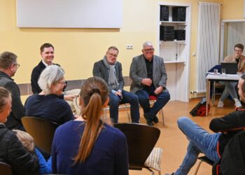 Oberbürgermeister Andreas Starke (Mitte), Zweiter
Bürgermeister Jonas Glüsenkamp (l.) und Dritter Bürgermeister
Wolfgang Metzner tauschten sich in Bamberg-Ost mit Bürgerinnen
und Bürgern aus. Quelle: Stadt Bamberg, Michaela Schraetz