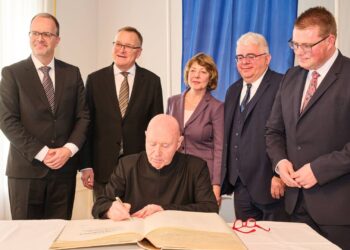 Christoph Eschenbach trägt sich ins Goldene Buch der
Stadt Bamberg ein (v.l.n.r.: Vizepräsident des Bayerischen Landtags
Markus Rinderspacher, MdL, Oberbürgermeister Andreas Starke,
Christoph Eschenbach, Laudatorin Daniela Schadt, Journalistin, Dritter
Bürgermeister Wolfgang Metzner, Holger Grießhammer, MdL).
Quelle: Stadtarchiv Bamberg, Jürgen Schraudner