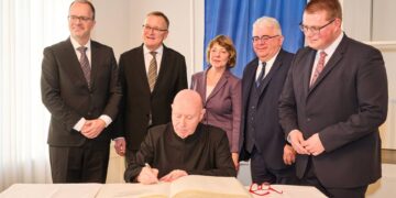 Christoph Eschenbach trägt sich ins Goldene Buch der
Stadt Bamberg ein (v.l.n.r.: Vizepräsident des Bayerischen Landtags
Markus Rinderspacher, MdL, Oberbürgermeister Andreas Starke,
Christoph Eschenbach, Laudatorin Daniela Schadt, Journalistin, Dritter
Bürgermeister Wolfgang Metzner, Holger Grießhammer, MdL).
Quelle: Stadtarchiv Bamberg, Jürgen Schraudner