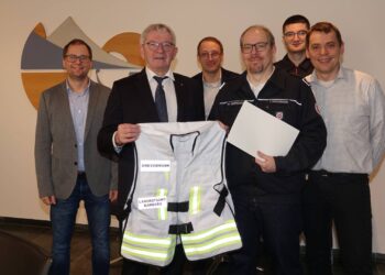 Landkreis Bamberg: Neuer Örtlicher Einsatzleiter im Katastrophenschutz 17 (v.l.n.r.:) Florian Wendel, Fachbereichsleiter Öffentliche Sicherheit am Landratsamt Bamberg, Landrat Johann Kalb, Philipp Siebenhaar, Fachbereich Öffentliche Sicherheit, neuer ÖEL Tobias Drevermann, Julian Hager, Leiter der Unterstützungsgruppe Örtliche Einsatzleitung, Dr. Henning Juntunen, Geschäftsbereichsleiter Sicherheit, Ordnung, Verbraucherschutz am Landratsamt Bamberg. Quelle: Landratsamt Bamberg / Förtsch