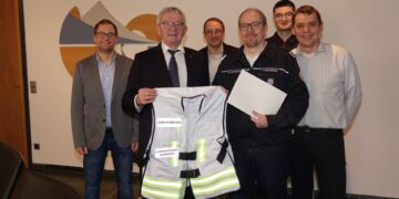 (v.l.n.r.:) Florian Wendel, Fachbereichsleiter Öffentliche Sicherheit am Landratsamt Bamberg, Landrat Johann Kalb, Philipp Siebenhaar, Fachbereich Öffentliche Sicherheit, neuer ÖEL Tobias Drevermann, Julian Hager, Leiter der Unterstützungsgruppe Örtliche Einsatzleitung, Dr. Henning Juntunen, Geschäftsbereichsleiter Sicherheit, Ordnung, Verbraucherschutz am Landratsamt Bamberg. Quelle: Landratsamt Bamberg / Förtsch