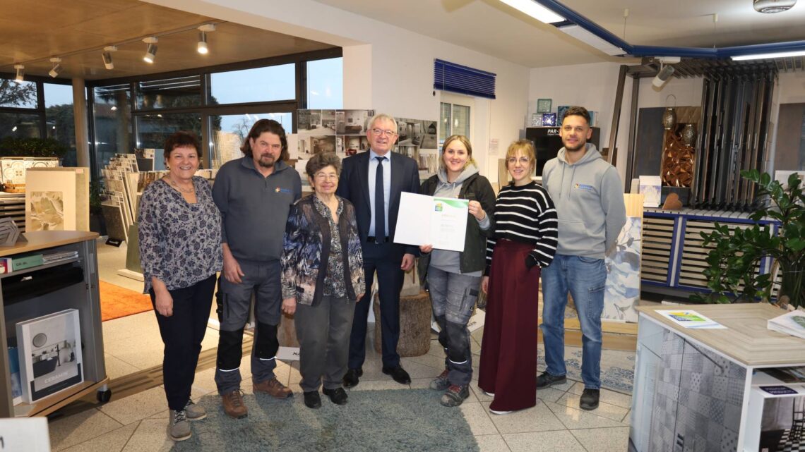 Landrat Johann Kalb überreicht die Urkunde zum Umweltpakt Bayern an die Firma Roppelt Fliesen und Natursteine GmbH & Co. KG. Quelle: Landratsamt Bamberg/Bartl