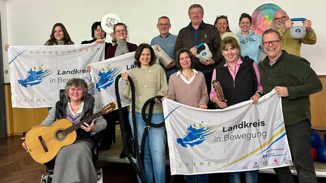 Die Ehrenamtsbeauftragte des Landkreises Bamberg, Friederike Straub, und der Kreisjugendpfleger Oliver Schulz-Mayr mit dem ehrenamtlichen Organisationsteam. Quelle: Landratsamt Bamberg