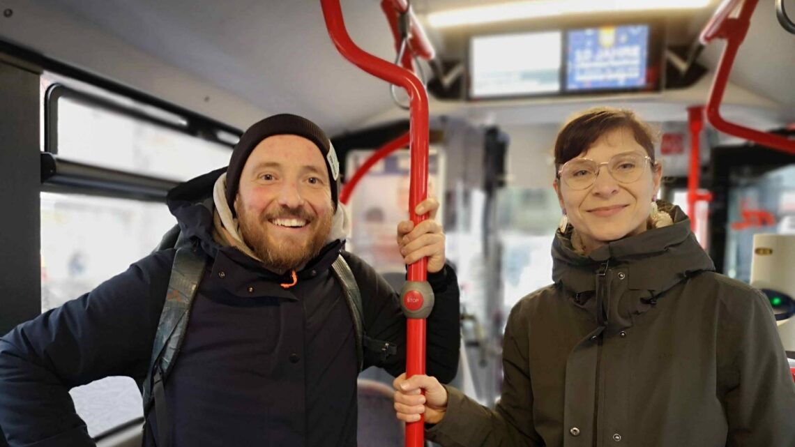 Bamberg: 'Klärwerk-Clip' für mentale Gesundheit in Stadtbussen 10 Matthias Wiechert (Sozialpsychiatricher Dienst des SkF e.V.) und Alexandra Hölzlein (Gesundheitsamt Bamberg) vor den Bildschirmen in einem Bamberger Stadtbus. Quelle: Landratsamt Bamberg / Hölzlein
