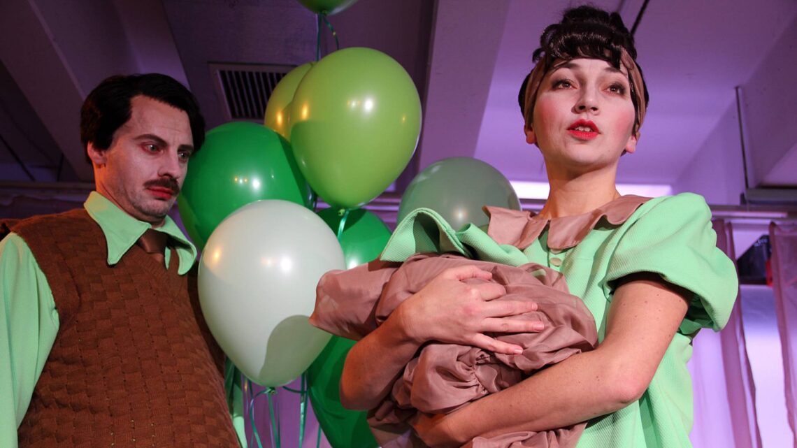 Valentin Bartzsch und Aline Joers als Kurt und Martha in 'Das Nest'. Quelle: Werner Lorenz
