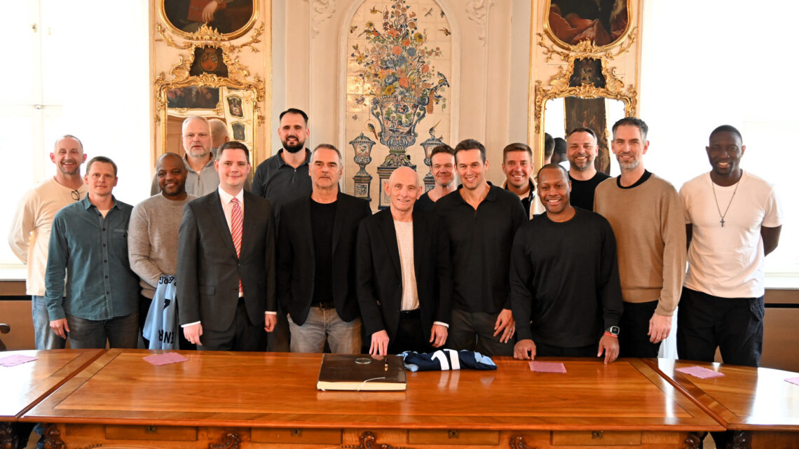 Die Mannschaft von 2005 beim Empfang im
Rokokosaal (v.l.n.r.): Rick Stafford, Philip Först, Derrick Taylor, Uvis
Helmanis, Bürgermeister Jonas Glüsenkamp, Dirk Mädrich, Head
Coach Dirk Bauermann, Manager Wolfgang Heyder, Volkmar Zapf,
Hurl Beechum, Steffen Hamann, Demond Mallet, Ivan Pavic, Chris
Ensminger, Koko Archibong. Quelle: Stadt Bamberg, Gerhard Beck